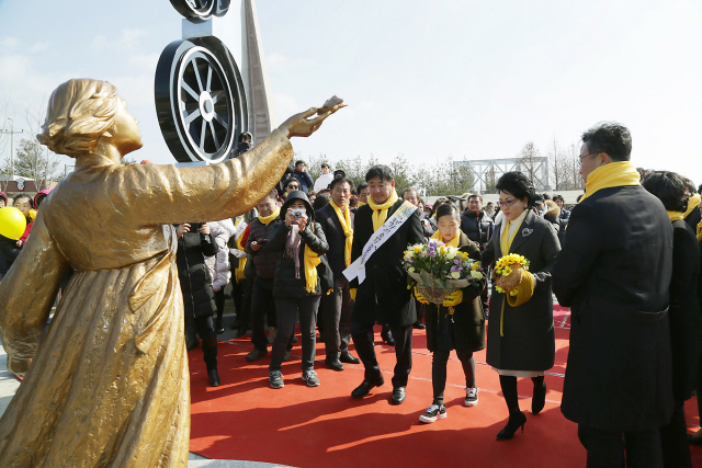 '서 있는 평화의 소녀상' 제막