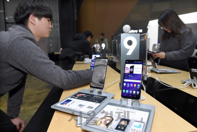 삼성전자의 갤럭시S9 사전예약 판매를 시작한 지난달 28일 광화문 KT본사 1층에 마련된 쇼룸에서 소비자들이 곧 출시될 S9 전화기를 사용해보고 있다./이호재기자.