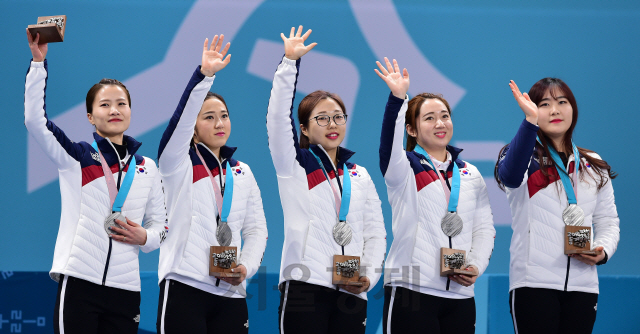 대한민국 여자 컬링 대표팀이 25일 강원 강릉컬링센터에서 열린 2018 평창동계올림픽 컬링 여자 결승전 스웨덴과의 경기에서 은메달을 딴 뒤 시상대에서 포즈를 취하고 있다. /강릉=권욱기자.