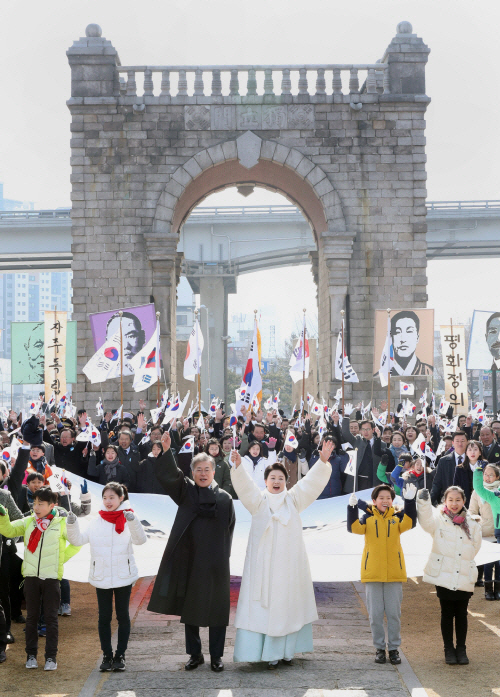 삼일절 “대한독립 만세” 文 대통령 만세 행진 동참, 시민들과 태극기 흔들며 만세삼창