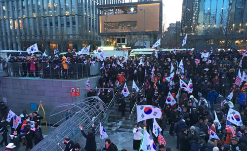 태극기집회 참가자들, 광화문 ‘희망촛불’ 조형물 파손하고 방화까지