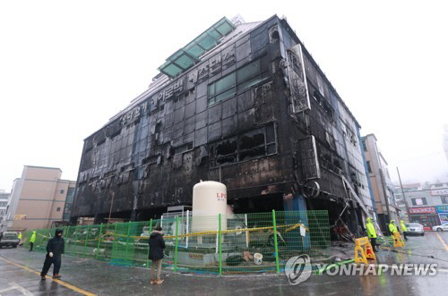 지난해 12월 21일 발생한 제천 스포츠센터 화재로 29명이 숨지고, 40명이 다쳤다./연합뉴스
