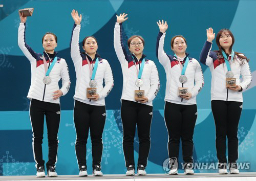 지난달 25일 강원도 강릉 컬링센터에서 열린 2018평창올림픽 컬링 여자 결승에서 은메달을 차지한 한국 컬링 대표팀이 시상대에 올라 인사하고 있다./연합뉴스