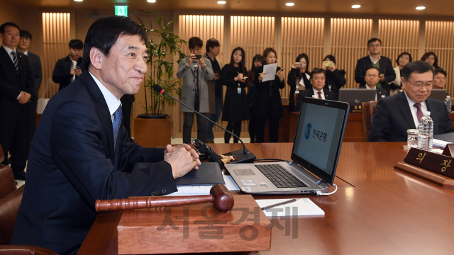 이주열 한국은행총재가한국은행에서 열린 임기중 마지막 금융통화위원회에 참석 회의를 진행 하고 있다./이호재기자.