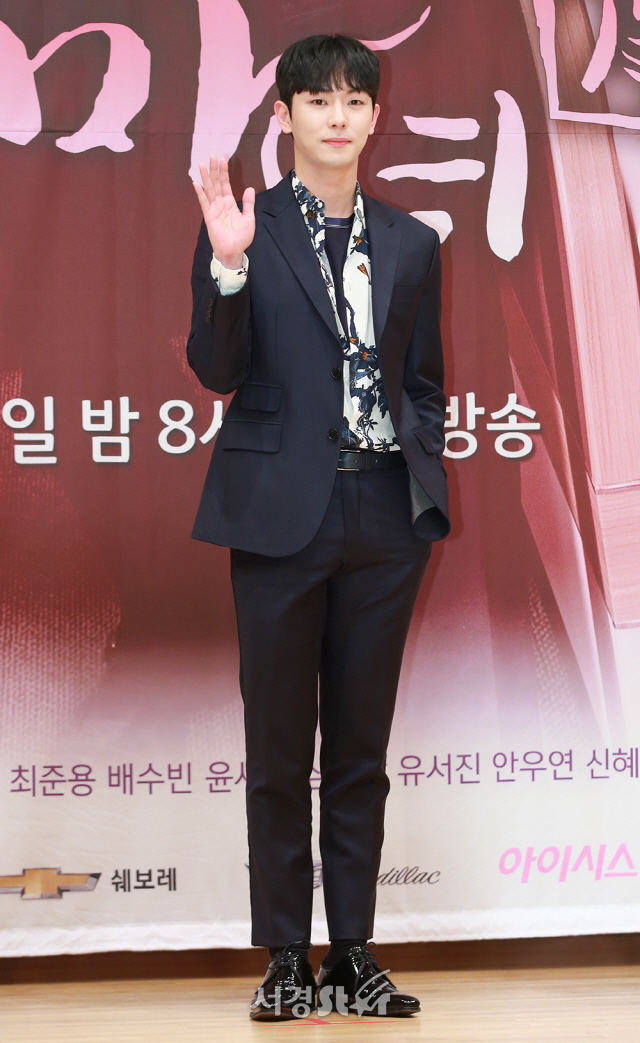 배우 안우연이 2일 오후 서울 양천구 목동 SBS에서 열린 SBS 새 주말드라마 ‘착한마녀전’ 제작발표회에 참석해 포토타임을 갖고 있다.