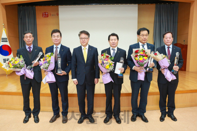 하명곤(왼쪽부터 세번째)경남농협 본부장이 우수사무소 시상식을 마치고 관계자들과 기념 촬영을 하고 있다. /사진제공=경남농협