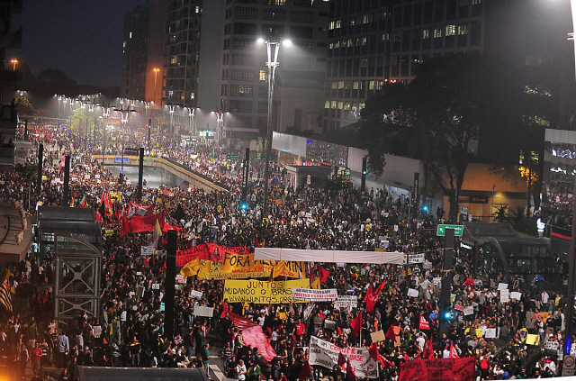 2013년 브라질 봉기 당시, 브라질 경제의 중심지 상파울루 파울리스타 대로를 3만여명의 시위대가 점거했다. /사진제공=위키피디아