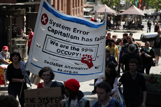 2011년 ‘시드니를 점거하라(Occupy Sydney)’ 시위 당시 ‘시스템 에러. 자본주의는 실패했다. 우리가 99%다. 점거하라!’라고 적은 플랜카드가 나부끼고 있다. /사진제공=플리커