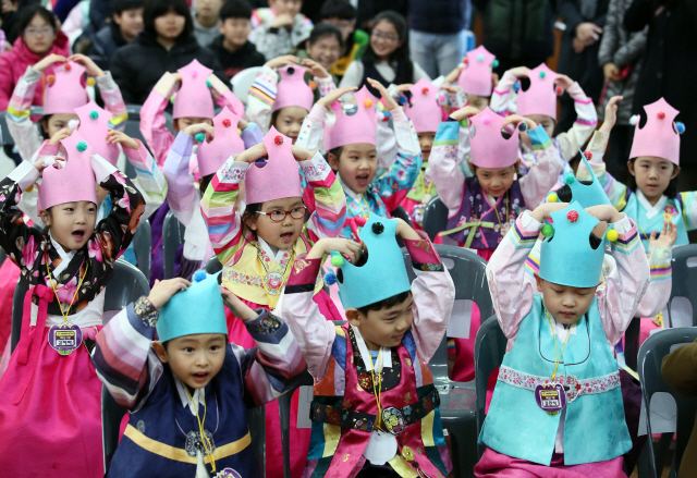2일 서울 종로구 재동초등학교에서 열린 2018년 입학식에서 한복을 입은 신입생들이 머리위로 하트를 그리며 인사를 하고 있다./권욱기자