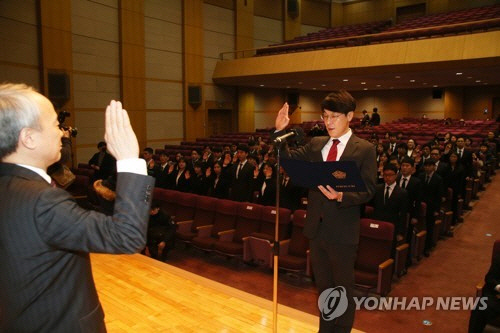 사법시험이 2017년 폐지되면서 마지막 사법연수생 들이 2일 고양시 사법연수원에서 열린 입소식에서 선서를 하고 있다./ 연합뉴스