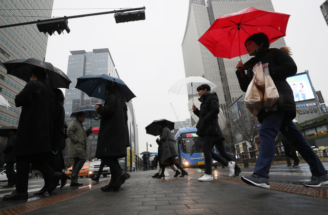 전국적으로 비가 내린 28일 오후 서울 광화문 사거리에서 시민들이 우산을 쓴 채 횡단보도를 건너고 있다./연합뉴스