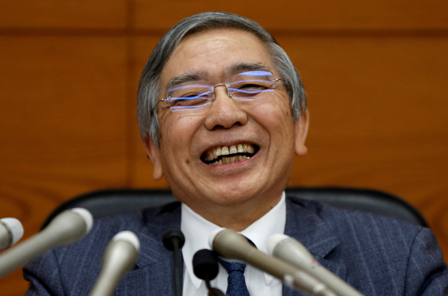 쿠로다 하루히코 (Kuroda Haruhiko) 일본은행 (BOJ) 총재가 지난달 도쿄의 일본은행 본관에서 열린 기자 회견에서 환하게 웃고 있다. /연합뉴스