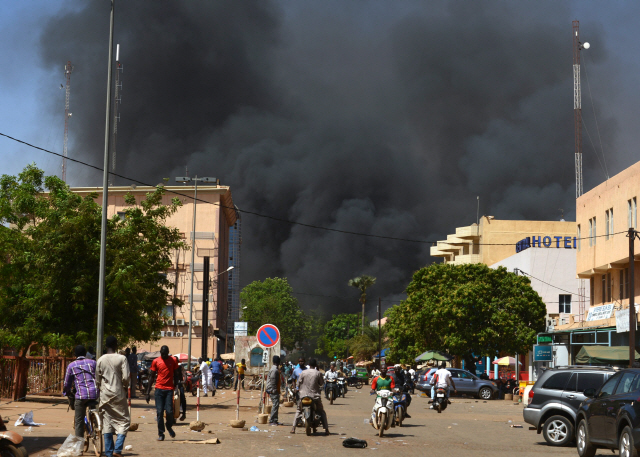 2일 서아프리카 부르키나파소의 수도 와가두구에서 테러로 인한 폭발음이 들린 후 검은 연기가 치솟고 있다./연합뉴스