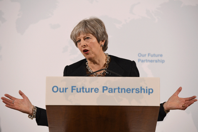 테리사 메이 영국 총리가 2일(현지시간) 런던 맨션하우스에서 브렉시트(영국의 유럽연합 탈퇴, Brexit) 및 영·유럽연합(EU) 협상정책에 대해 연설하고 있다.      /런던=로이터연합뉴스