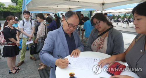 정책 제안서를 직접 작성하고 있는 시민들/연합뉴스