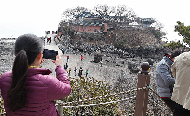 간월암 찾은 관광객들      (서산=연합뉴스) 조성민 기자 = 한낮 기온이 20도 가까이 오른 4일 천수만에 접한 충남 서산시 부석면 간월도리 간월암이 많은 나들이 인파로 붐비고 있다. 만조 때는 물에 잠겼다가 간조 때 통행이 가능한 간월암에는 연중 많은 관광객이 찾는다. 2018.3.4         min365@yna.co.kr  (끝)      <저작권자(c) 연합뉴스, 무단 전재-재배포 금지>