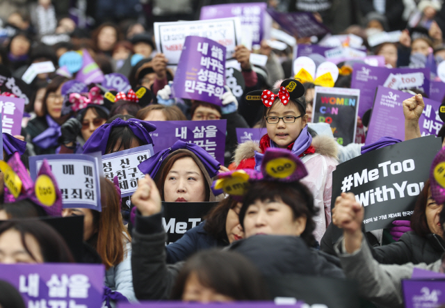 ‘실질적 성평등 실현 촉구한다’      (서울=연합뉴스) 윤동진 기자 = 4일 서울 광화문광장에서 열린 ‘2018 3.8 세계여성의 날 기념 제34회 한국여성대회’에서 참석자들이 실질적 성평등 실현을 촉구하는 내용의 구호를 외치고 있다. 2018.3.4      mon@yna.co.kr  (끝)      <저작권자(c) 연합뉴스, 무단 전재-재배포 금지>