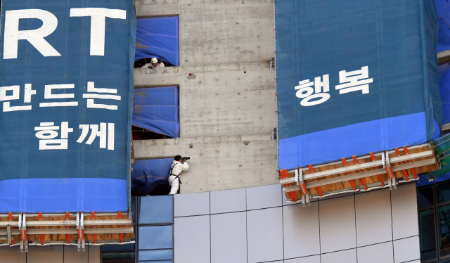 부산 엘시티 공사장에서 경찰과 국과수가 3일 55층 안전작업발판 추락 원인을 조사하고 있다.  /연합뉴스