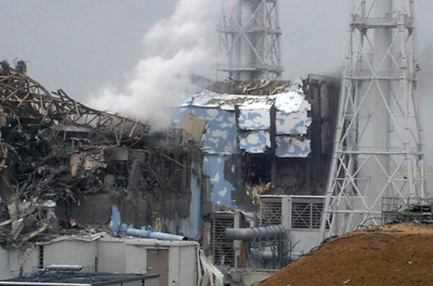 일본 후쿠시마 제1원자력발전소를 운영하는 도쿄전력 측이 공개한 원자로 3호기(앞쪽)와 4호기(뒤쪽)의 파손된 모습/사진=AFP연합뉴스
