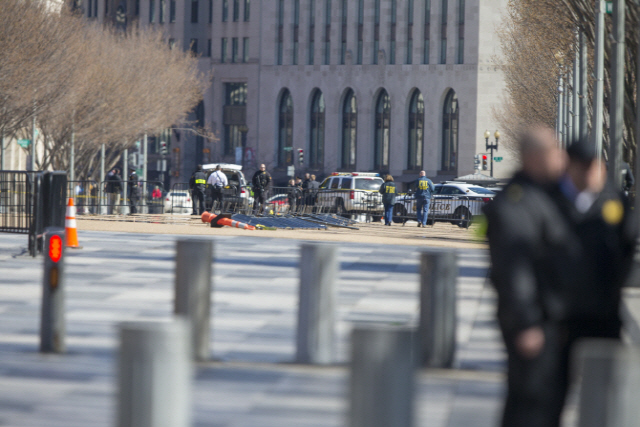 3일(현지시간)미국 백악관 앞 권총 자살 사건이 발생한 뒤 경비가 삼엄한 백악관 근처 모습/AFP 연합뉴스