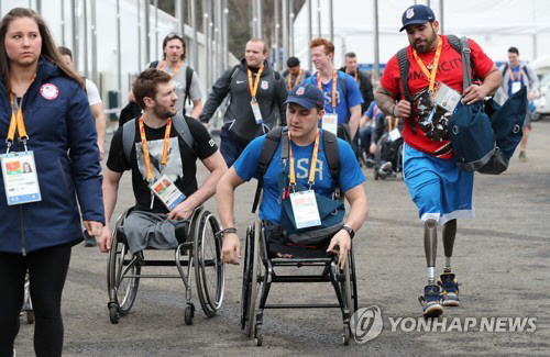 4일 오후 2018 평창동계패럴림픽에 참가하는 미국 선수단이 평창선수촌에 입촌하고 있다./연합뉴스