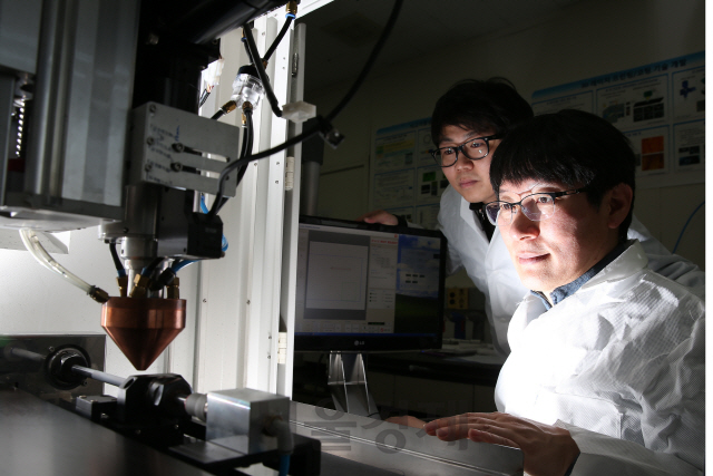 한국원자력연구원 연구원들이 3D프린팅 기술로 개발한 ‘산화물 분산강화’ 소재를 실험하고 있다. 사진제공=한국원자력연구원