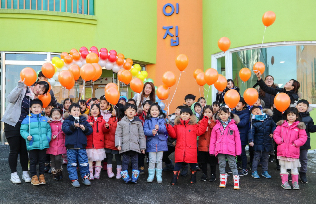 소사 유진복지재단이 저소득층 등을 대상으로 운영하는 유진어린이집의 리모델링을 최근 마치고 원아들과 선생님들이 새단장한 어린이집에 등원해 즐거워하고 있다. /사진제공=유진그룹