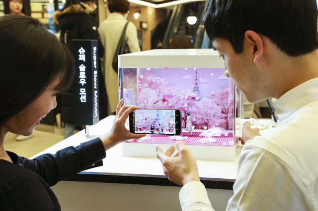 방문객들이 서울 강남 파미에스테이션에 마련된 ‘갤럭시 스튜디오’에서 ‘갤럭시 S9·S9+’를 체험하고 있다. /사진제공=삼성전자