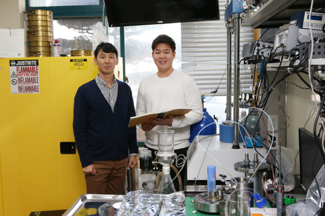 KAIST 건설및환경공학과 권태혁(사진 왼쪽) 교수,와 박사과정에 있는 박태형(〃오른쪽). 사진제공=KAIST