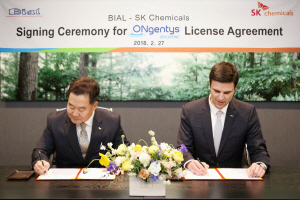 전광현(왼쪽) SK케미칼 대표와 안토니오 포르텔라 BIAL 대표가 파킨슨병 치료제 ‘온젠티스’의 국내 독점 공급을 위한 계약을 체결하고 있다. /사진제공=SK케미칼