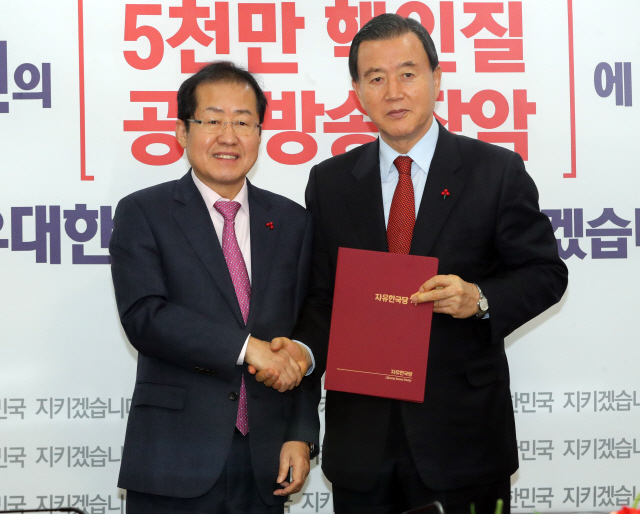 홍준표 자유한국당 대표(왼쪽)와 홍문표 자유한국당 사무총장/서울경제DB