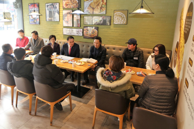 윤홍근(뒷줄 가운데) 제너시스BBQ그룹 회장이 지난달 27일 군산에서 열린 지역 BBQ 패밀리(가맹점) 간담회에서 점주들과 이야기를 나누고 있다. /사진제공=제너시스BBQ