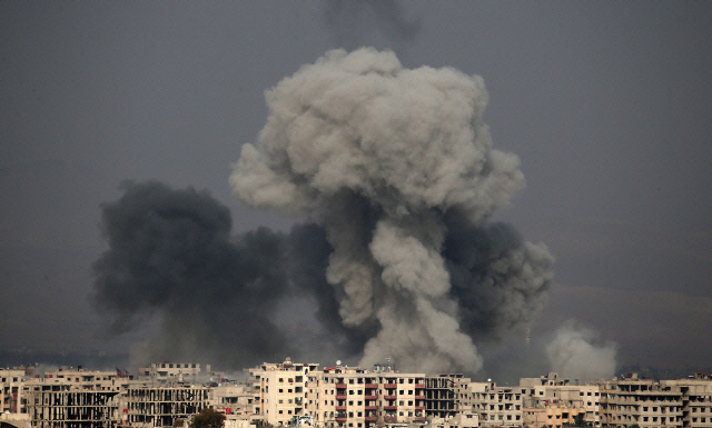 지난달 20일(현지시간) 시리아 수도 다마스쿠스 외곽 반군 장악지역인 동(東)구타 하무리아에서 정부군의 공습으로 연기가 솟아오르고 있다. /다마스쿠스=AFP연합뉴스