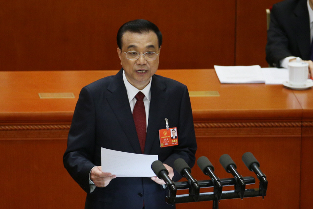 리커창 중국 총리가 5일 베이징 인민대회당에서 열린 전국인민대표대회(전인대) 개막식에 참석해 정부 업무보고를 하고 있다.     /베이징=EPA연합뉴스