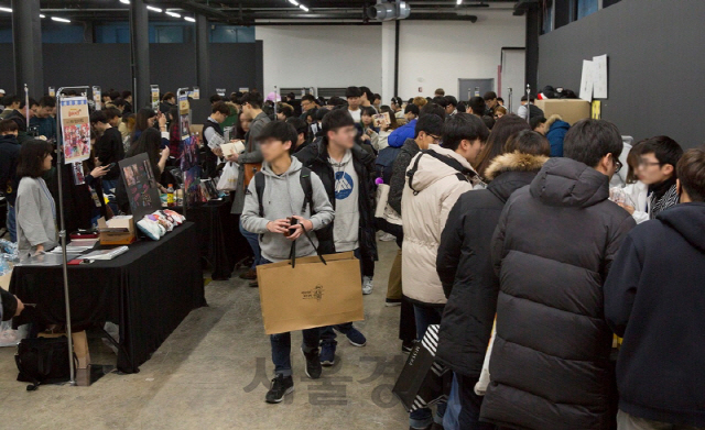 지난 3일 서울 성수동 에스팩토리에서 열린 던전앤파이터 플레이마켓 시즌 2 행사에 참가한 이용자들이 행사장 곳곳에 마련된 부스를 둘러보고 있다. /사진제공=넥슨