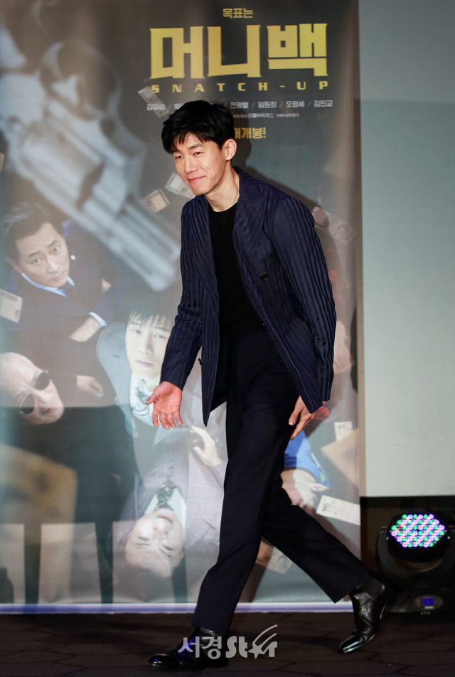 배우 김무열이 5일 오전 서울 광진구 롯데시네마 건대입구에서 열린 영화 ‘머니백’ 제작보고회에 등장하고 있다.