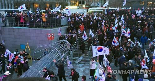 시민단체 ‘3·1절 태극기집회 폭력’ 검찰 고발…경찰 “수사 중”