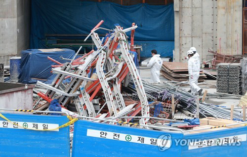 4일 부산 해운대 엘시티 공사장에서 국립과학수사연구원이 2차 정밀 감식을 하고 있다./연합뉴스