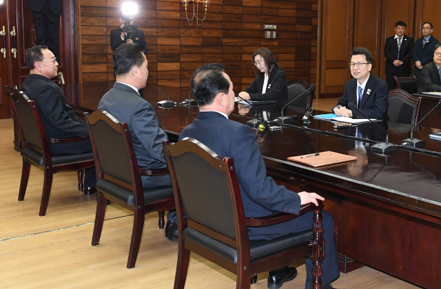 남북은 지난 27일 판문점에서 북한의 평창동계패럴림픽 참가를 논의하기 위한 실무회담을 열였다. /사진제공=통일부