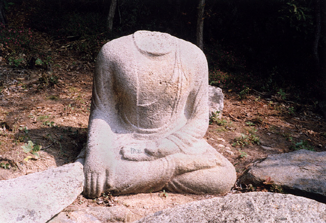 경상북도 유형문화재 제113호로 지정된 경주 열암곡 석불좌상의 발견 당시 모습. /사진제공=문화재청