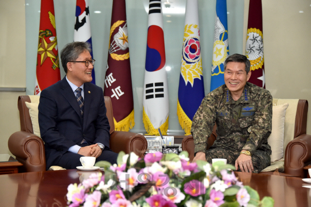 김재현 산림청장,  정경두 합참의장에게 군 헬기 지원 건의