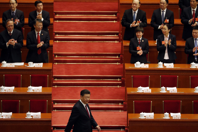 시진핑 중국 국가주석이 5일 전국인민대표대회 개막식이 열린 베이징 인민대회당에 박수를 받으며 입장하고 있다.    /베이징=로이터연합뉴스