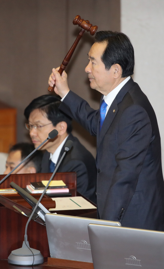 정세균 국회의장이 5일 오후 국회에서 본회의 개회를 선언하고 있다./연합뉴스