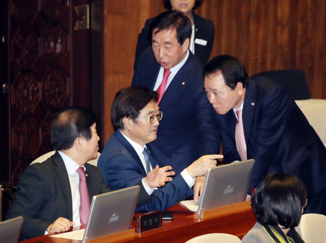 5일 국회에서 열린 본회의에서 우원식 (왼쪽 두번째) 원내대표와 김성태 (오른쪽 두번째) 자유한국당 원내대표 등 의원들이 대화하고 있다./연합뉴스