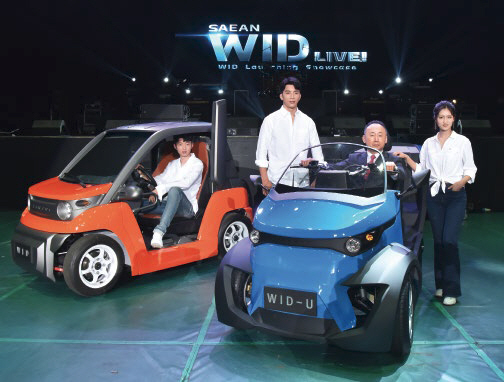 지난해 있었던 1인승 역삼륜 전기차 ‘위드유’. 양산형 모델 소개 행사 모습. 이정용 회장이 파란색 차량에 타고 있다.