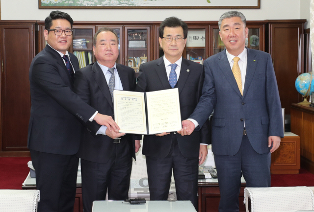 이시종(사진 왼쪽에서 세번째) 충북도지사가 가디언즈항공과 청주공항 거점 화물항공사 설립 지원을 위한 업무협약(MOU)을 체결하고 관계자들과 기념촬영을 하고 있다. 사진제공=충북도