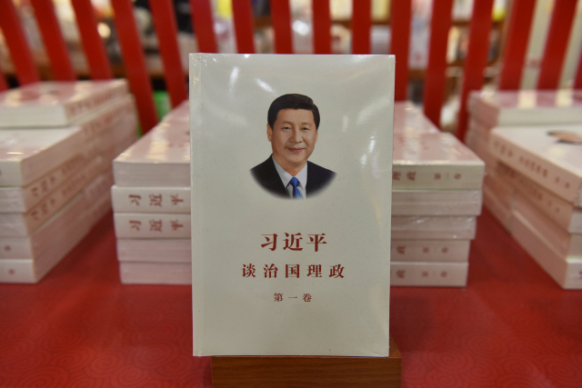 시진핑 중국 국가주석의 전기는 어떻게 쓰여질 것인가. 중국 베이징의 한 서점에 지난달 28일(현지시간) 시진핑 중국 국가주석의 어록을 담은 서적 ‘시진핑 국가통치를 말하다’(習近平 談治國理政)가 진열돼 있다. 중국 공산당은 이날 19기 중앙위원회 3차 전체회의(19기 3중전회)를 통해 시 주석의 사상을 집중 강조하고 당과 국가기구 개혁을 추진키로 했다. /AFP연합뉴스