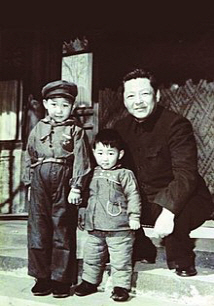 시중쉰 전 중국 상임위원회 부위원장(오른쪽)의 첫 아들로 태어난 시진핑(왼쪽)/사진제공=위키피디아
