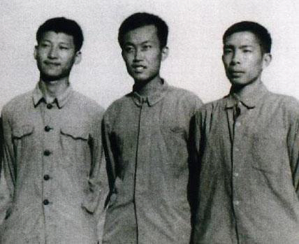 젊은 날의 시진핑(왼쪽) 중국 국가 주석이 동기들과 함께 포즈를 취하고 있다. /사진제공=위키피디아