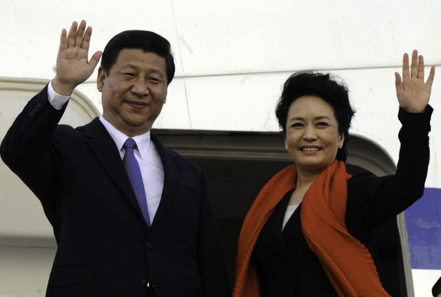 함께 해외 순방 중인 시진핑 중국 국가주석(왼쪽)과 부인 펑리위안 여사/EPA연합뉴스